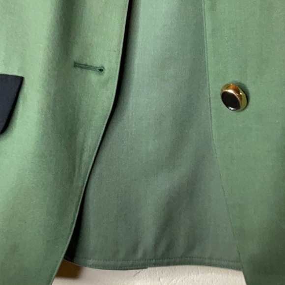 A lightly worn Harve’ Bernard women’s two piece suit . Very well made in a Sz.6. - Picture 7 of 16